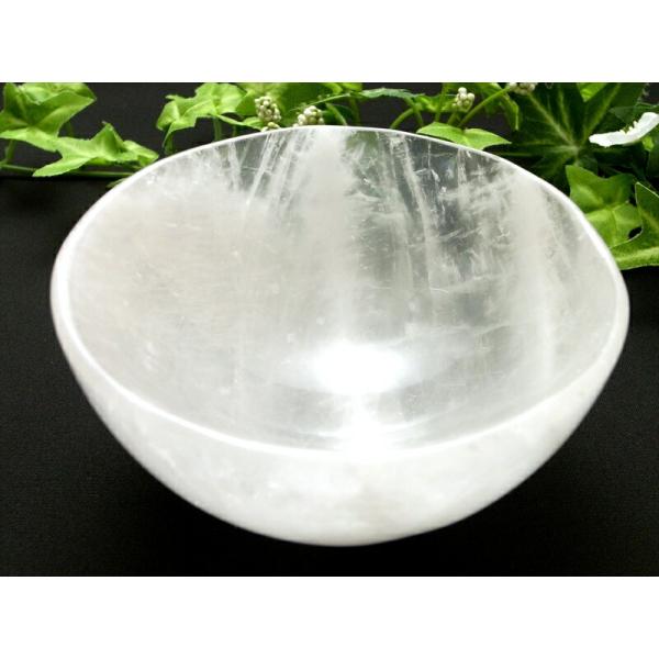 透明な光が受け止める 大切なひととき 天然水晶 丸皿 最大幅101mm 重さ403g 水晶の丸皿が日...