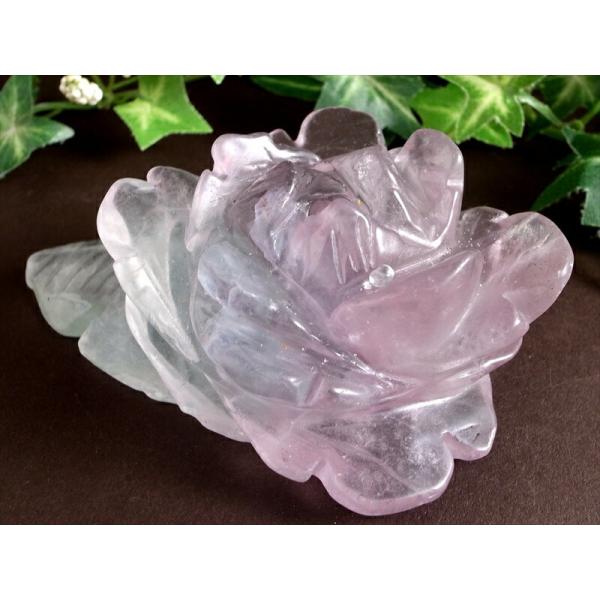 昼は可憐な薔薇 夜は神秘の光の花 蛍光フローライト 薔薇 彫刻置物 高さ約112mm 重さ約351g...