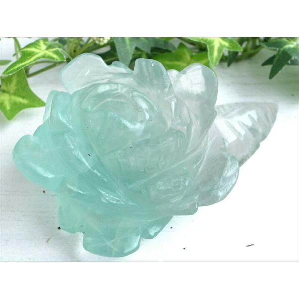 昼は可憐な薔薇 夜は神秘の光の花 蛍光フローライト 薔薇 彫刻置物 最大幅約125mm 重さ約354...