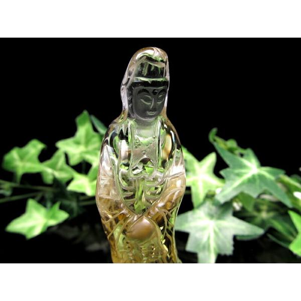 極上彫刻置物 シトリン 白衣観音 彫刻置物 木製台座付 高さ106mm 重さ77g 無病息災・除災招...