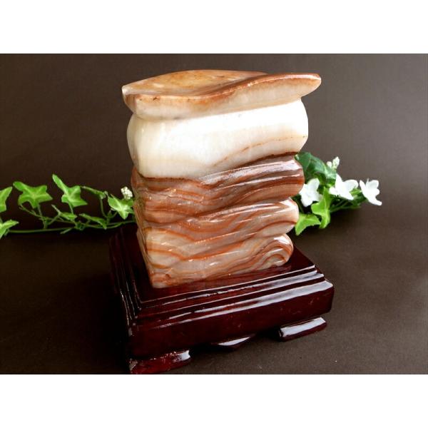 まるで豚肉 招財のお守り ポークストーン 豚肉石 置物 木製専用台座付 重さ約1556g 高さ約13...
