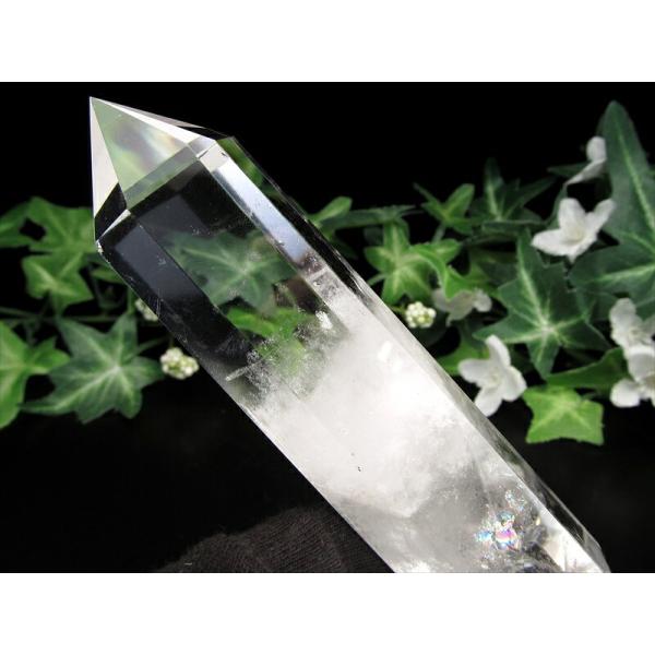 虹・ライモナイト入り 水晶 ポイント 六角柱 置物 木製台座付き 高さ143mm 重さ175g 極上...