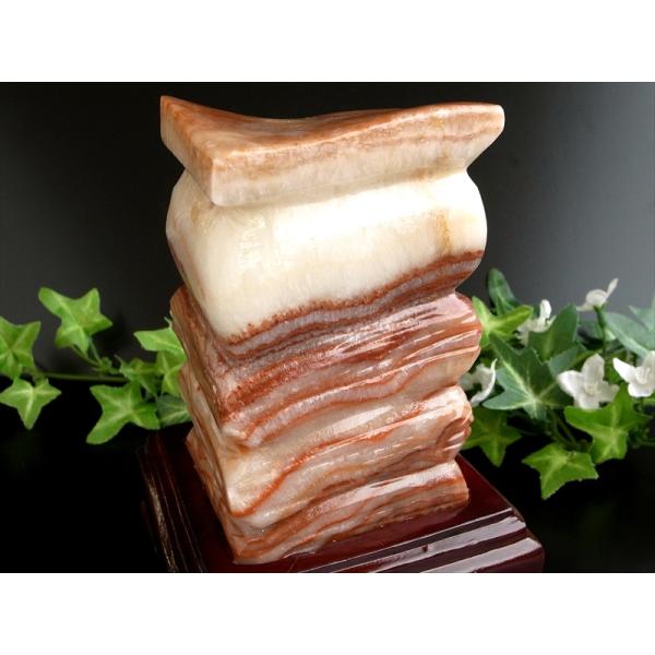 まるで 豚肉 招財 のお守り ポークストーン 豚肉石 置物 木製専用台座付 重さ約1529g 高さ約...