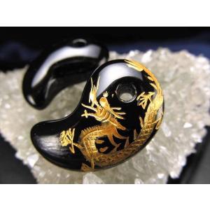 1個売り 金塗り龍彫りブラックオニキス勾玉 (まがたま)縦約30mm×横約19mm 天然石 ブラジル産 パワーストーン