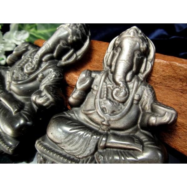 シルバーオブシディアン ガネーシャ彫り置物 1個売り 最大幅約8cm 神秘的で気品ある白銀シラー 古...