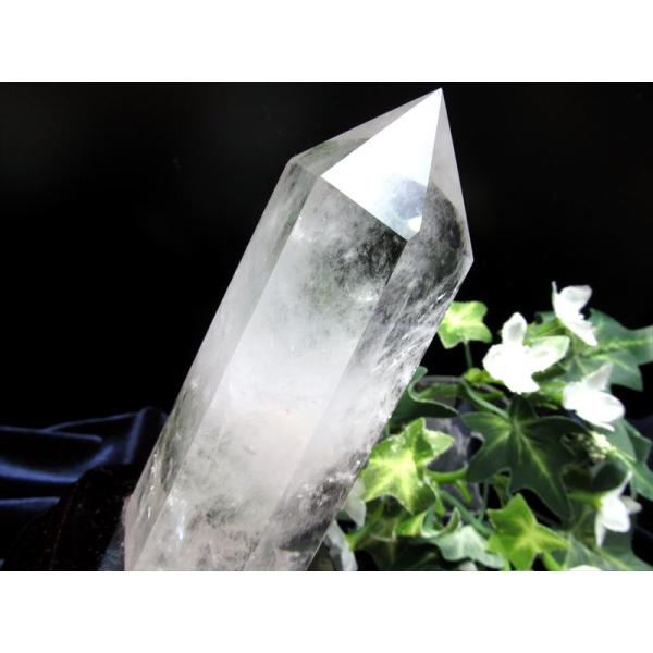 虹入り 透明水晶 ポイント 専用木製台座付 高さ143mm 重さ379g 純粋と浄化を象徴する万能パ...