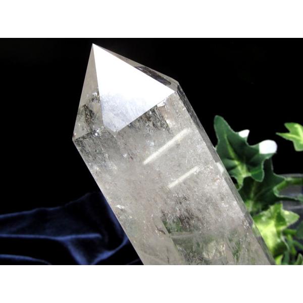 虹入り 透明水晶 ポイント 専用木製台座付 高さ150mm 重さ295g 純粋と浄化を象徴する万能パ...