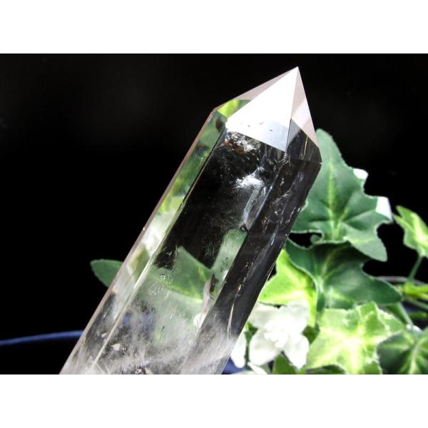 虹入り 透明水晶 ポイント 専用木製台座付 高さ149mm 重さ224g 純粋と浄化を象徴する万能パ...