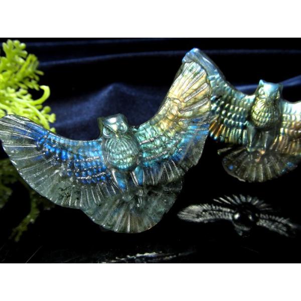 鮮やかレインボーシラー ラブラドライト 羽ばたくフクロウ(梟) 彫刻置物 1個売り 重さ約10g-3...