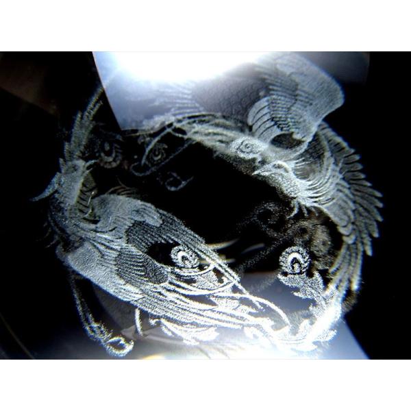 2羽の鳳凰 クリスタルガラス製 丸玉 専用台座付き 直径約80mm レーザー彫刻 幻想的に浮かび上が...