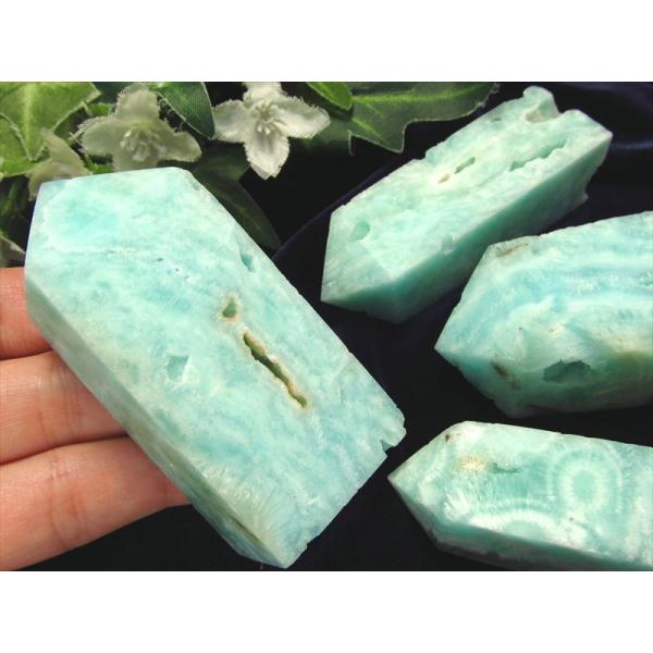 ブルーアラゴナイト 霰石 オベリスク置物 1個売り 重さ80g-100g 南国の海を閉じ込めたかのよ...