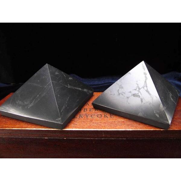 Mサイズ シュンガイトピラミッド置物 タイプB 幅約5cm×高さ約2.5-3cm 1個売り 地球上で...