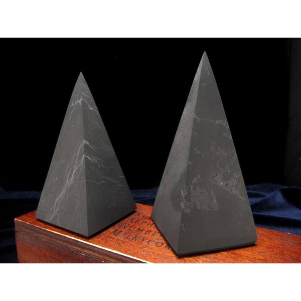艶なしマットタイプ Sサイズ シュンガイト 鋭利なピラミッド置物 高さ約5.5cm-6cm×幅約2....