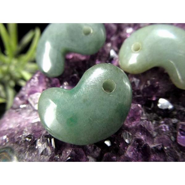 ビルマ翡翠(ミャンマージェイド)勾玉 縦約20mm-24mm×横約15mm-18mm 1個売り 艶光...