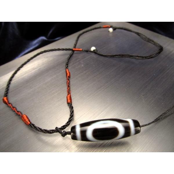 デザイン組み紐ネックレス 首周りサイズ約45cm-60cm レッドブラウンの装飾で細めの黒紐タイプ ...