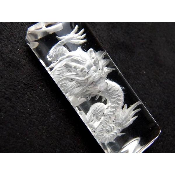天然水晶 龍彫り ペンダントトップ サイズ 縦約35mm-37mm×幅約15mm 青竜 クリスタルト...