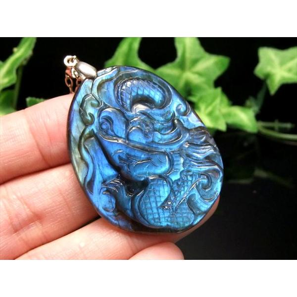 これ以上は無いロイヤルブルー S級 ラブラドライト 立体龍神彫り ペンダントトップ 幅34mm 重さ...