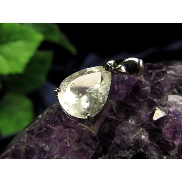 リビアングラス ペンダントトップ 石サイズ縦約10.3mm 約1.43g 透明感あり エジプト政府採...