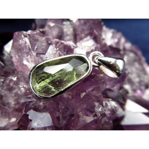 モルダバイト原石 ペンダントトップ 石サイズ縦約12mm×幅約6mm 重さ約1.3g 入手困難 価格...