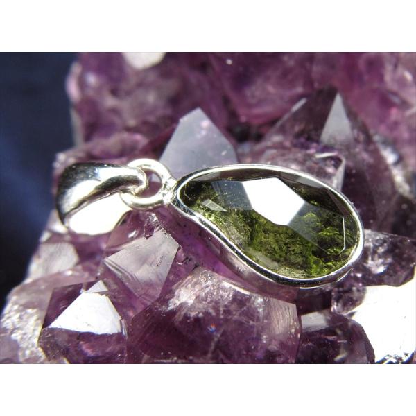 モルダバイト原石 ペンダントトップ 石サイズ縦約12mm×幅約8mm 重さ約1.4g 入手困難 価格...