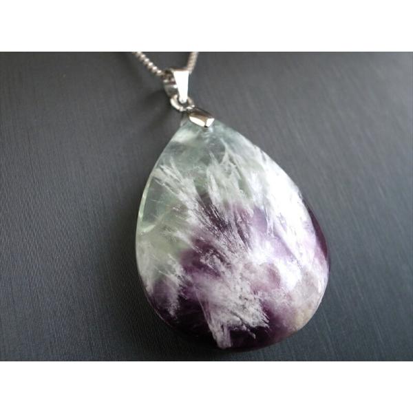 まるで美しい天使の羽 エンジェルフェザー イン フローライト 石花蛍石 ペンダントトップ 最大幅 約...