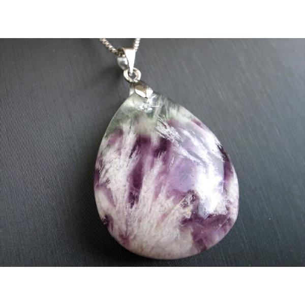 まるで美しい天使の羽 エンジェルフェザー イン フローライト 石花蛍石 ペンダントトップ 最大幅 約...