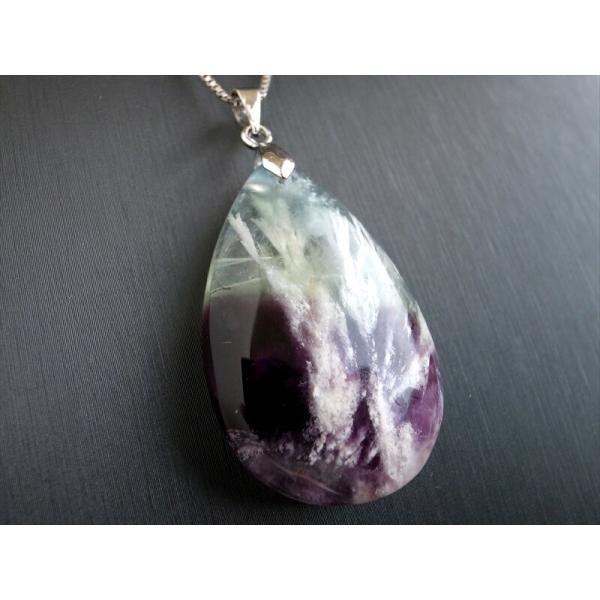 まるで美しい天使の羽 エンジェルフェザー イン フローライト 石花蛍石 ペンダントトップ 最大幅 約...