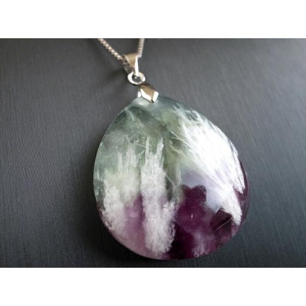 まるで美しい天使の羽 エンジェルフェザー イン フローライト 石花蛍石 ペンダントトップ 最大幅 約...