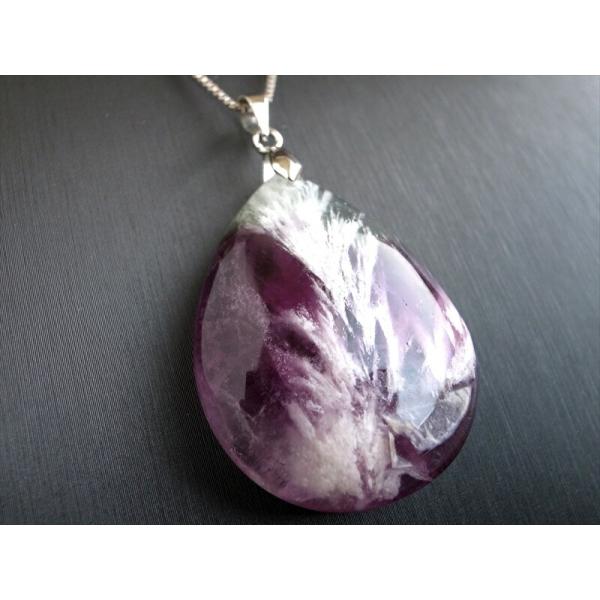 まるで美しい天使の羽 エンジェルフェザー イン フローライト 石花蛍石 ペンダントトップ 最大幅 約...