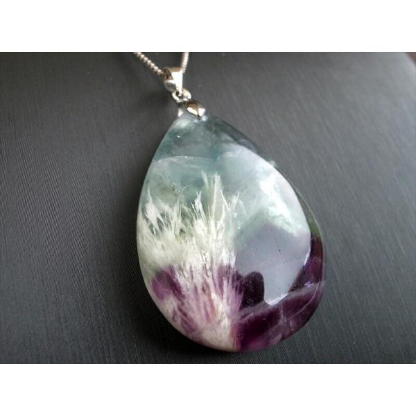 まるで美しい天使の羽 エンジェルフェザー イン フローライト 石花蛍石 ペンダントトップ 最大幅 約...