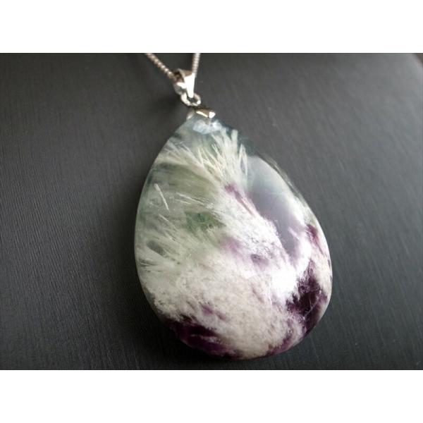 まるで美しい天使の羽 エンジェルフェザー イン フローライト 石花蛍石 ペンダントトップ 最大幅 約...