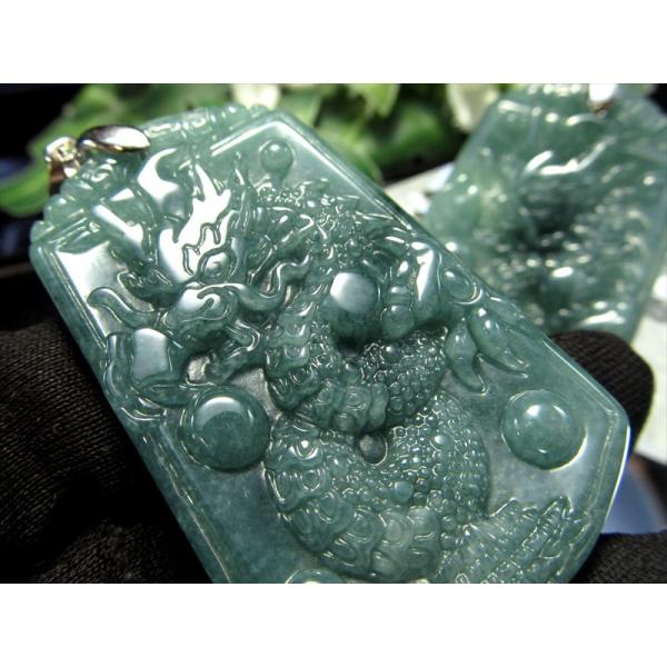 濃厚グアテマラブルー 天然翡翠 ジェイド 硬玉 立体龍神彫り ペンダントトップ 1個売り 縦約50m...