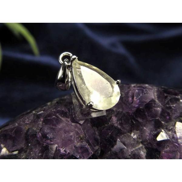 リビアングラス ペンダントトップ 石サイズ縦約11.1mm 約1.14g 透明感あり エジプト政府採...