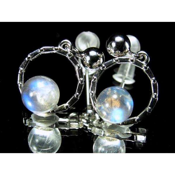 人気の揺れるタイプ ブルームーンストーン ピアス 石サイズ直径約6mm前後 月光を思わせる神秘的シラ...