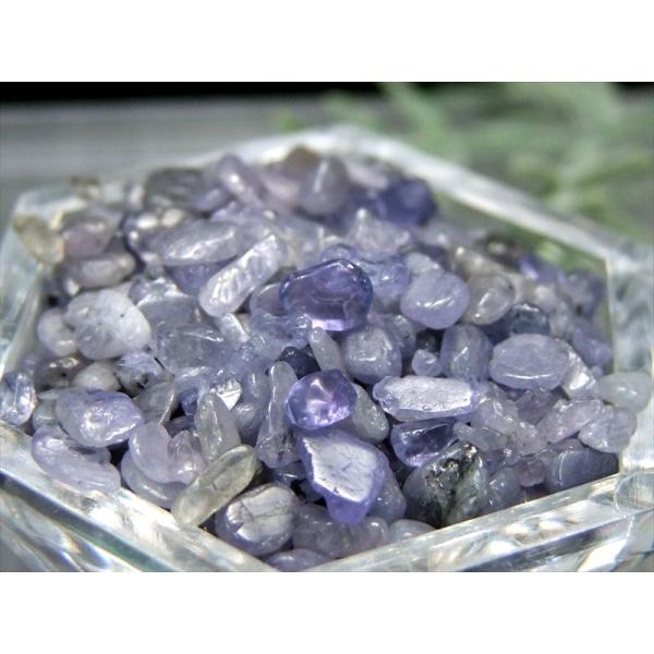 希少石さざれ石（小サイズ） タンザナイト(灰簾石)さざれ石 50g 粒の大きさ 約3mm-8mm 人...