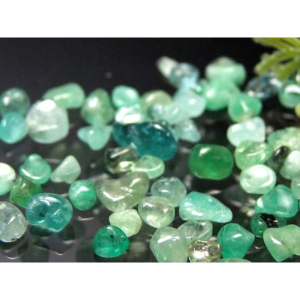 宝石質さざれ エメラルド さざれ 約20g 粒の大きさ約2mm-6mm サザレ さざれ 極小つるんと...