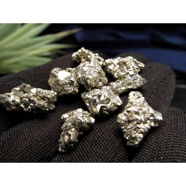 小粒タイプ パイライト 結晶 さざれ 約300g入り 粒の大きさ約7mm-15mm 上品に煌くパイラ...