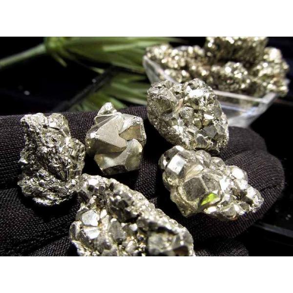 大粒タイプ パイライト 結晶 さざれ 約300g入り 粒の大きさ約10mm-25mm 上品に煌くパイ...