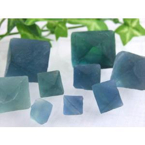 蛍光 ブルーフローライト 8面体結晶 約50gセット 幅約6mm-25mm 幻想的なブルーグリーンカラー まるで氷砂糖 お守りやインテリアとしても 中国 浙江省産