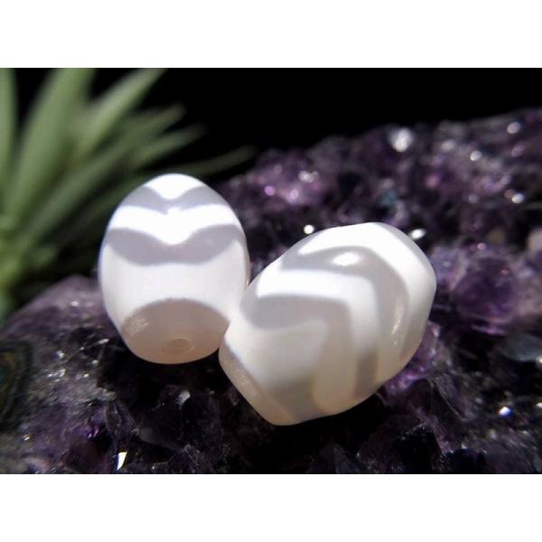 純真ホワイトカラー 水紋虎牙天珠(すいもんこがてんじゅ) 縦サイズ:約15mm 1個売り 天然玉髄使...