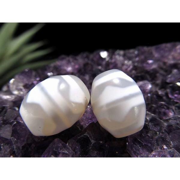 純真ホワイトカラー 四線虎牙天珠(しせんこがてんじゅ) 縦サイズ:約15mm 1個売り 天然玉髄使用...