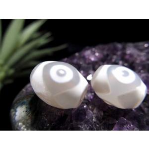 純真ホワイトカラー 四線虎牙天珠 しせんこがてんじゅ 縦サイズ:約15mm