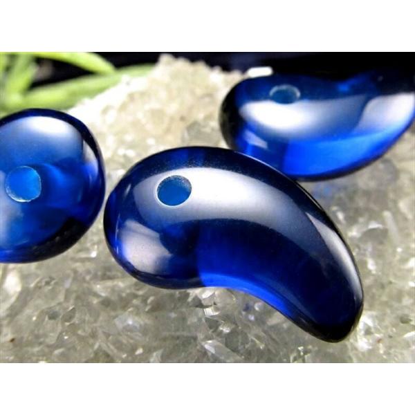 1個売り バルティックアンバー 天然琥珀 勾玉 ブルーカラー 縦約24mm-26mm×横約14mm-...