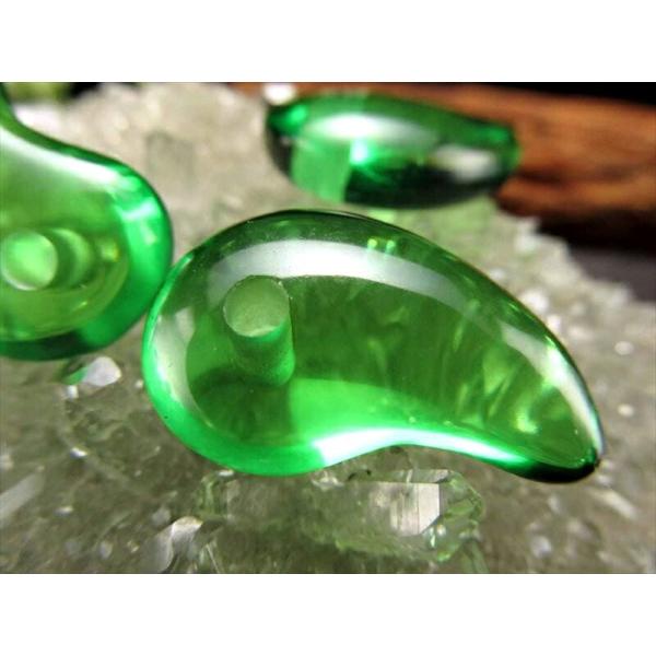 1個売り バルティックアンバー 天然琥珀 勾玉 グリーンカラー 縦約24mm-26mm×横約14mm...