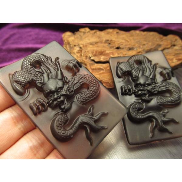 激安宣言 透明オブシディアン 黒曜石 龍彫り カービングプレート フロストタイプ 縦約61mm メキ...