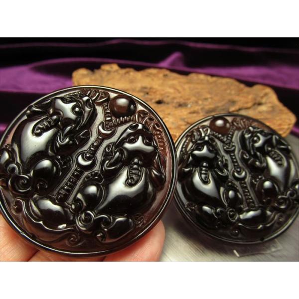 激安宣言 透明オブシディアン 黒曜石 夫婦貔貅 ヒキュウ 彫り ラウンドプレート 縦約50mm メキ...