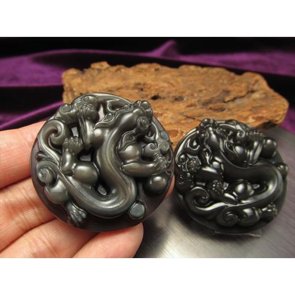 激安宣言 オブシディアン 黒曜石 ヤモリ彫りカービングプレート 縦約43mm メキシコ産 geki-...