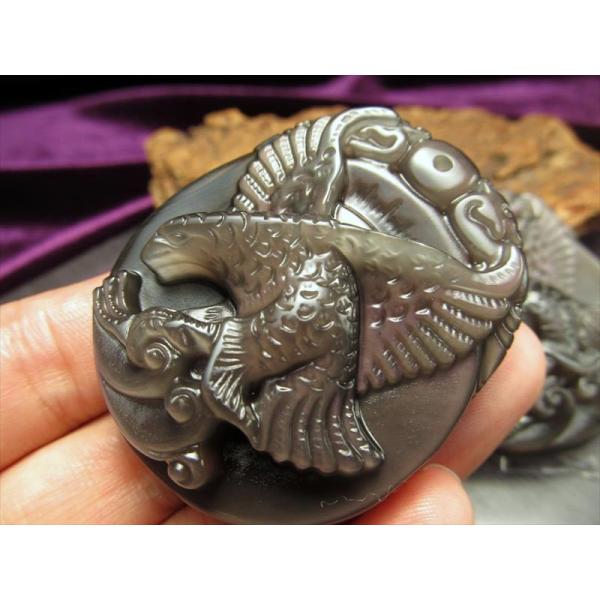 激安宣言 レインボーオブシディアン 黒曜石 鷹 ホーク 彫りカービングプレート 縦約49mm メキシ...