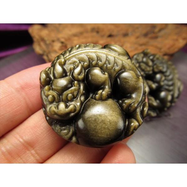 激安宣言 ゴールデンシャインオブシディアン 黒曜石 貔貅 ヒキュウ 彫り ラウンドプレート 縦約34...