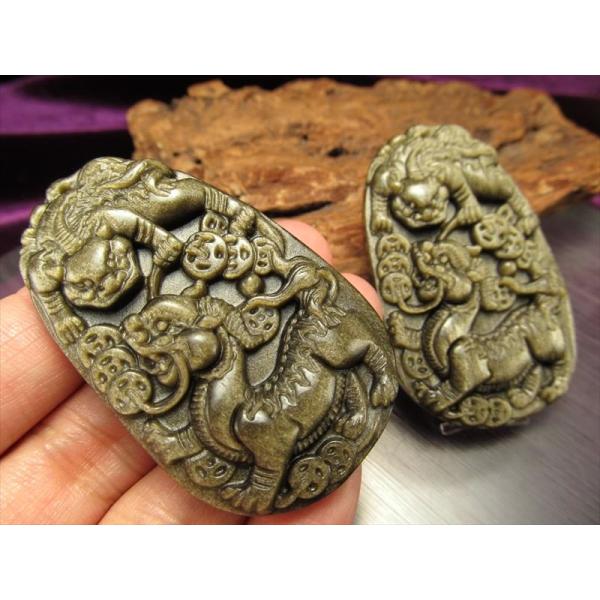 激安宣言 ゴールデンシャインオブシディアン 黒曜石 夫婦貔貅 ヒキュウ 彫り カービングプレート 縦...